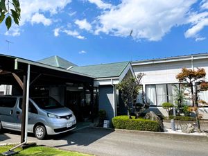 明るい外観の建物  