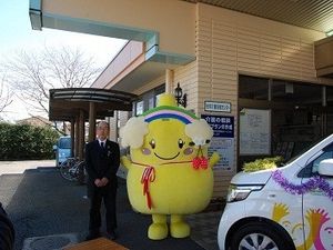 施設玄関前の看板  