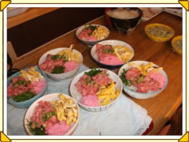 配膳された食事の一例 ダイニングルーム 彩り鮮やかな食事がテーブルに並び、栄養バランスも考えられた献立です。お食事の際も交流がはかれる空間です。