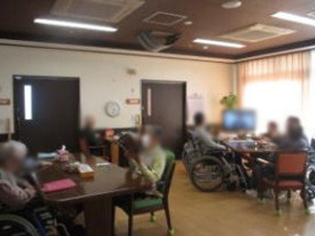 明るい空間のリビング リビング 広々としたリビングで、車椅子の方々が交流を楽しむ様子が伺えます。自然光が心地よいです。