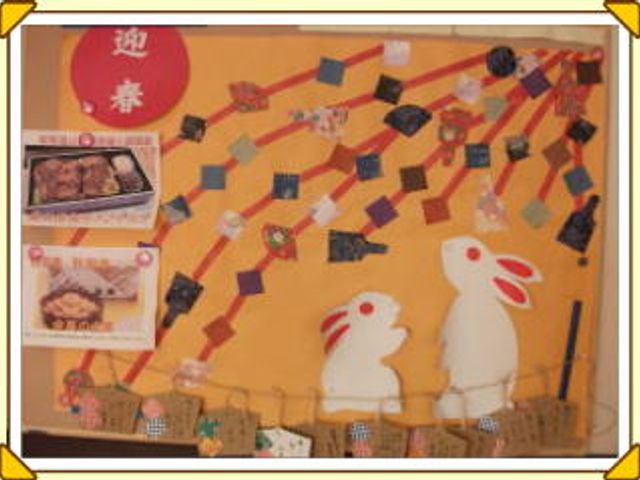 和やかな掲示物 掲示物 手作り感溢れる工作が飾られた壁面は、ゆったりとした時間が流れる空間を演出しています。
