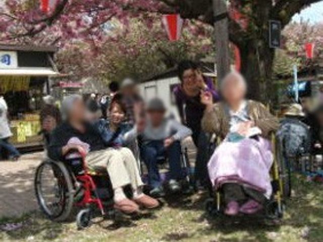 庭での楽しみ 庭 暖かな日差しの中で、庭でのひとときを楽しめる場所があります。スタッフや他の入居者との交流が盛んです。