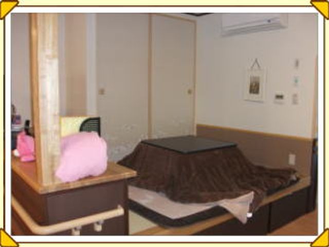 ゆったりした居室 居室 ベッドや手元の照明が配された心地よい居室です。自分のペースでくつろげる空間となっています。
