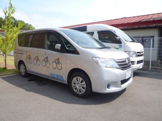 送迎車が並ぶ外観  