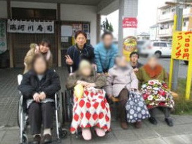 集まった人々の様子 外観 皆さんが集まり、和やかな雰囲気を感じられます。交流の場として心地よい空間が広がっています。