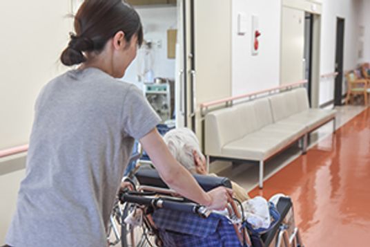 車椅子を押す人の廊下