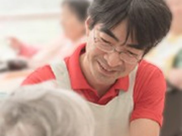 優しい笑顔のスタッフ スタッフイメージ 笑顔で接するスタッフが、利用者の方々に温かいサポートを提供しています。楽しそうな雰囲気を感じることができます。