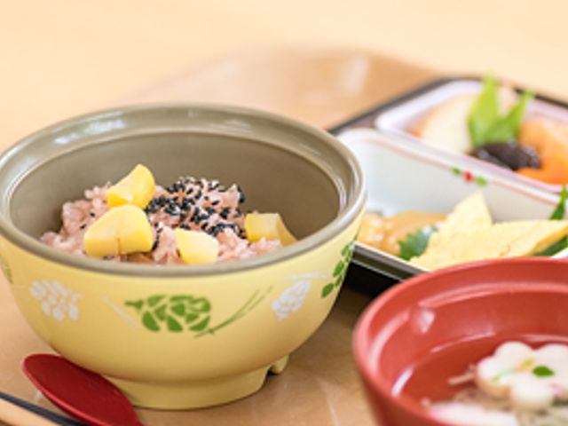美味しそうな料理のダイニングルーム ダイニングルーム   具材が充実した温かい料理が提供される空間です。丁寧に準備された食事で心も体も満たされます。