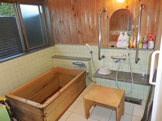 木製浴槽と備品付き浴室
