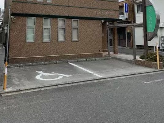 建物前の駐車場入口外観  