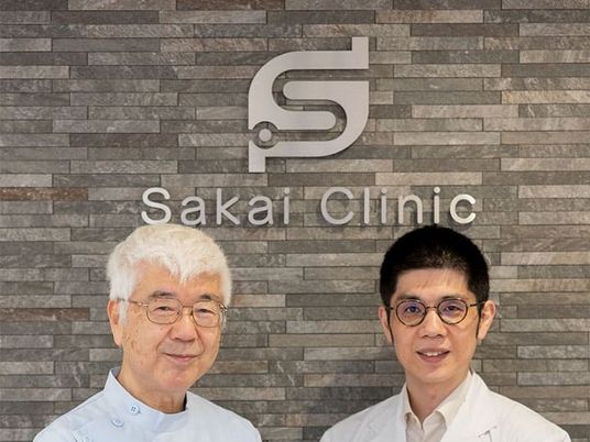 スタッフ2人の受付前  