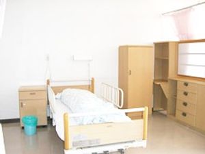 明るい居室のベッド  