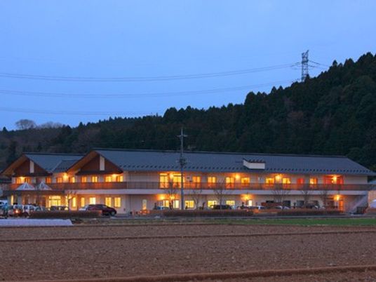 夕暮れの施設外観  