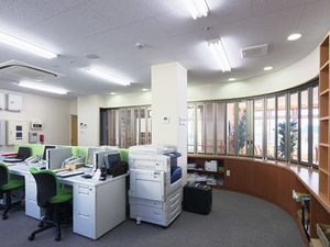 明るい事務スペース
