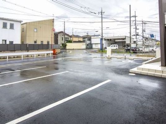 雨上がりの駐車場外観  