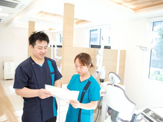 訓練中のスタッフと機器がある機能訓練室  