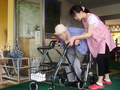 親切にサポートする様子