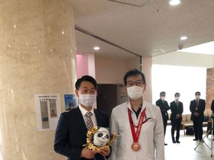 来客向けの明るいロビー  