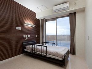 明るい居室のベッド  