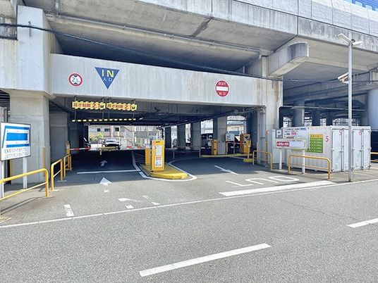 駐車場出入口  