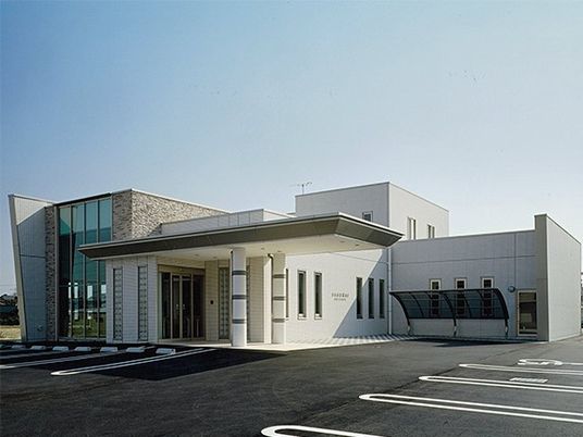 明るい外観の建物  