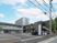 建物外観と駐車場のある外観  