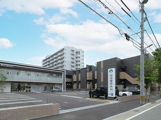 建物外観と駐車場のある外観  