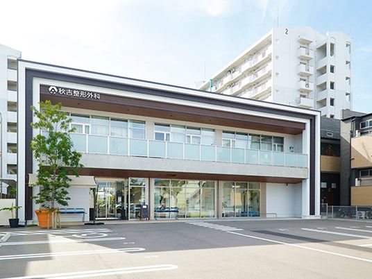 明るい外観の施設入口  