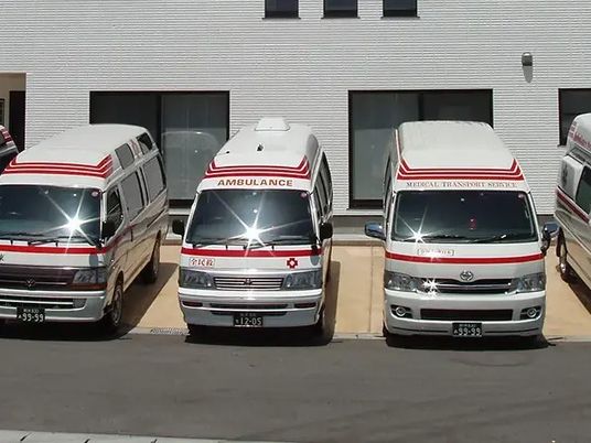 送迎車が並ぶ外観  