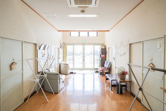 広々とした明るい廊下