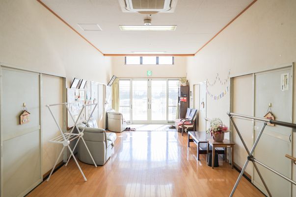 広々とした明るい廊下
