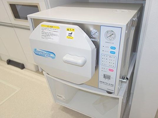 滅菌器と収納棚のある部屋  