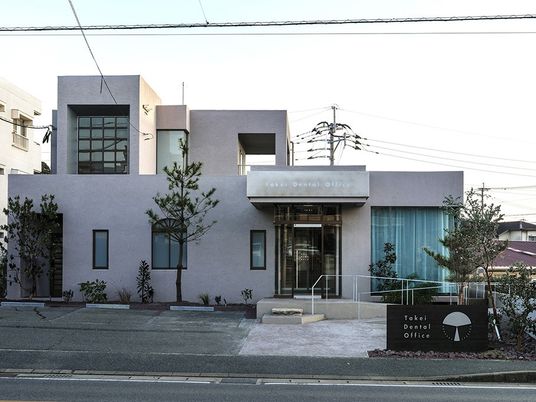 モダンな建物の外観  