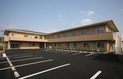 広い駐車場の外観