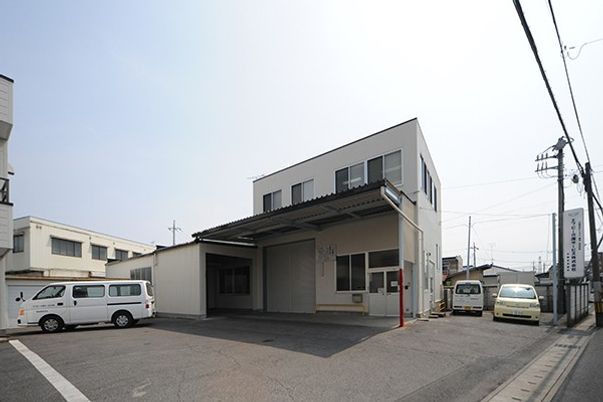 駐車場のある建物外観