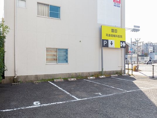 建物外の駐車場  