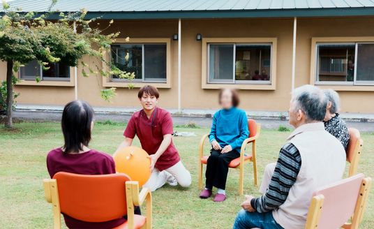 屋外で活動中の様子