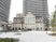 建物外観と広場  