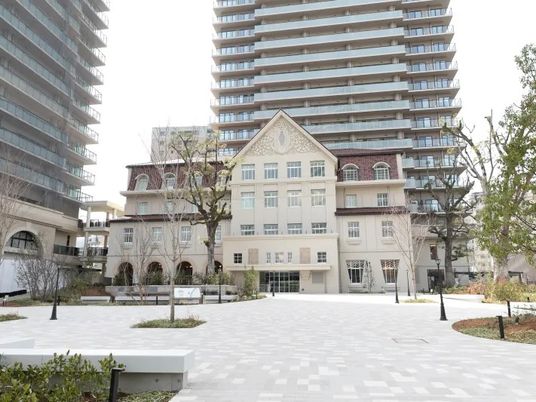 建物外観と広場  