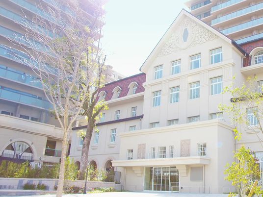 明るい建物外観  