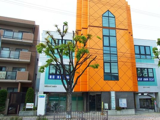 明るい外観の建物  