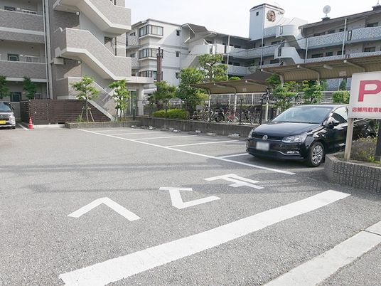 駐車場のある外観  