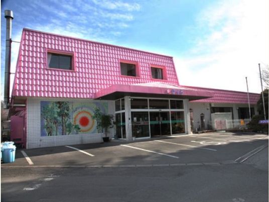 ピンク色の建物の外観
