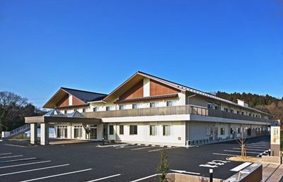 青空の下の外観