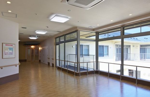 自然光が入る廊下