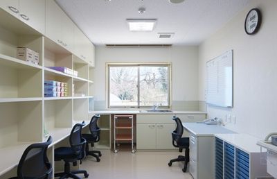 窓辺の机と椅子の部屋