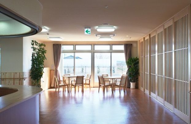 明るく広々としたラウンジ