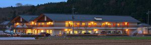 明かりが灯る建物外観