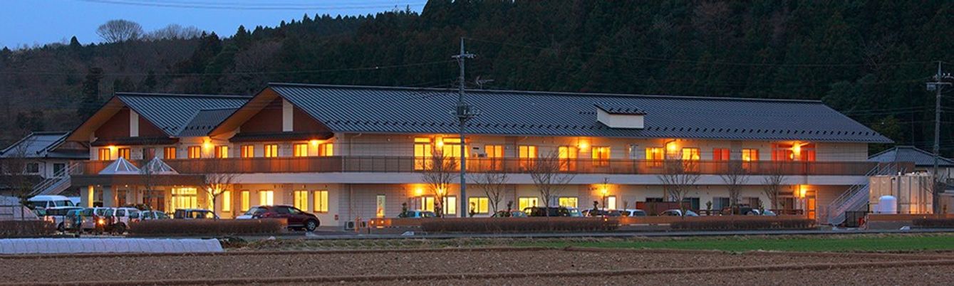 明かりが灯る建物外観