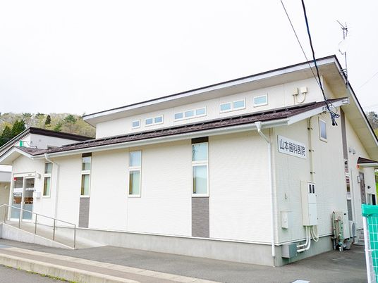白い建物の外観  